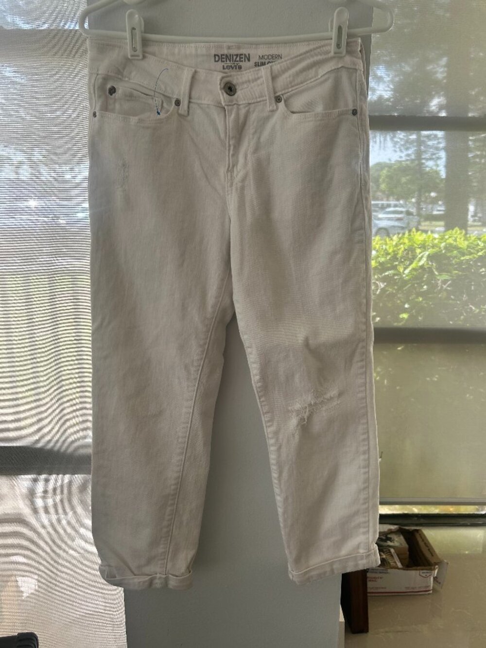 LEVIS DENIZEN WHITE JEANS - SIZE 4